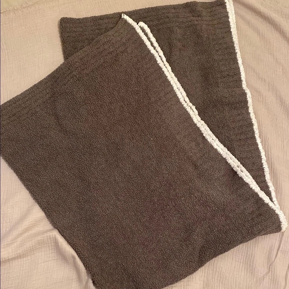 BAREFOOT DREAMS COZYCHIC Cozy Brown Blanket with White Trim 46”62”